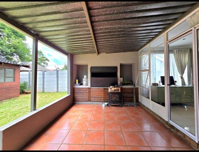 3 BEDROOM FREEHOLD FOR SALE IN BRACKENDOWNS